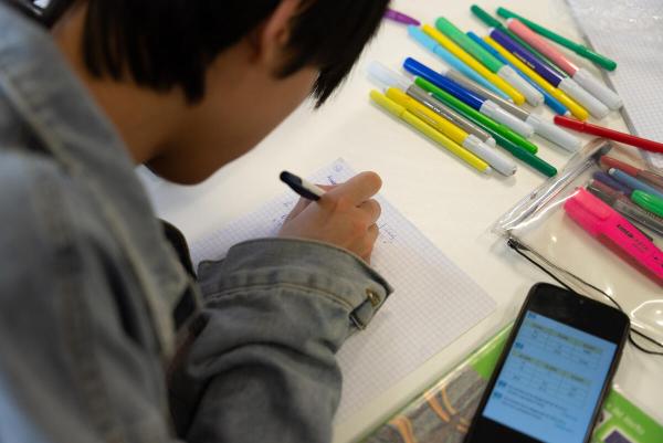 Bambino che studia - Save the Children