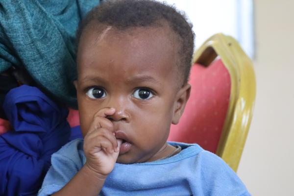 Bashir, 2 anni, viene visitato in una nostra clinica in Sudan