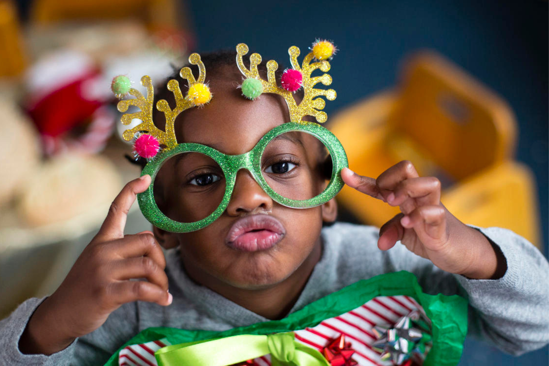 Bambino con occhiali natalizi per il Christmas Jumper Day 2024