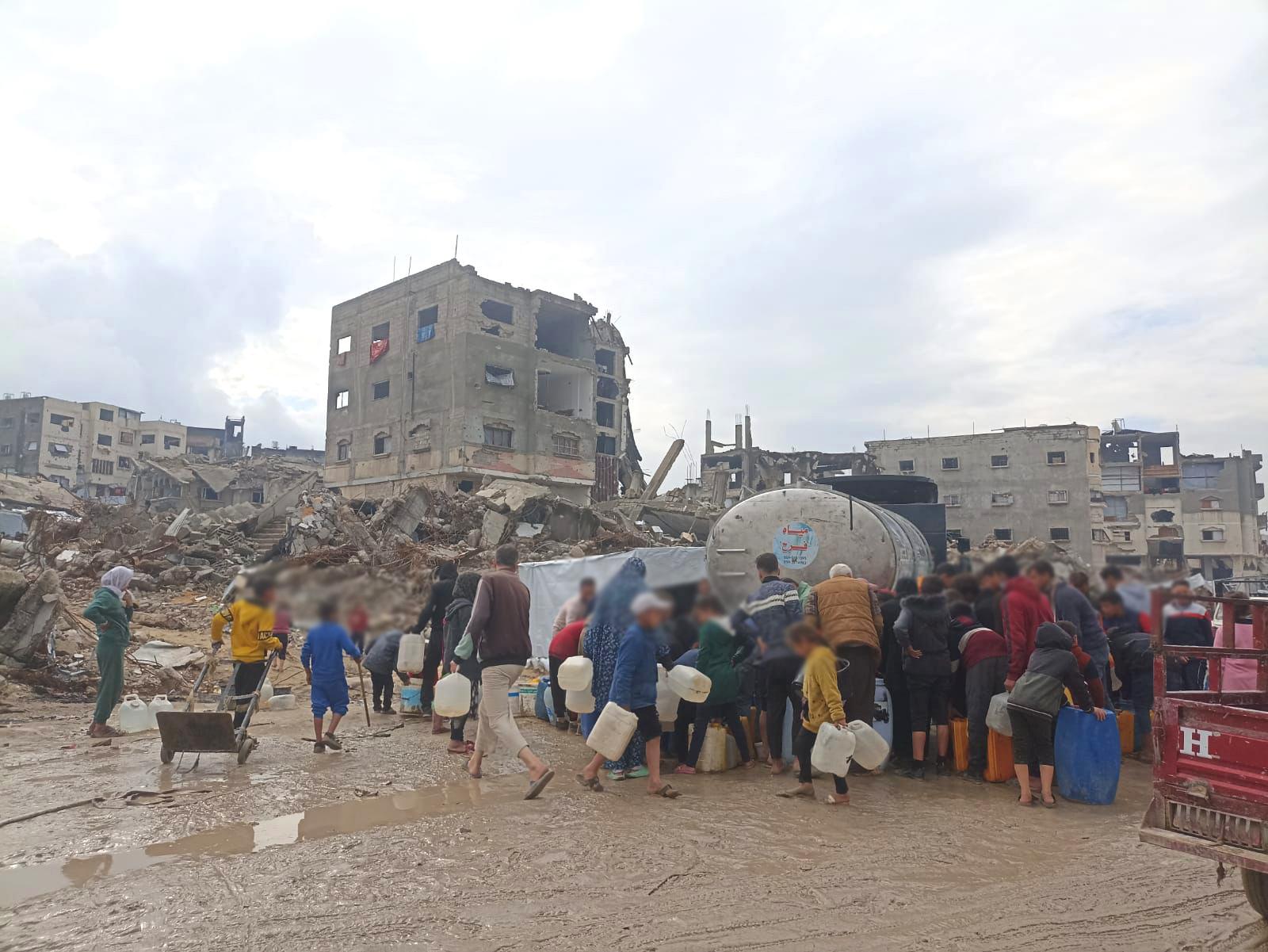 popolazione gaza in file per acqua