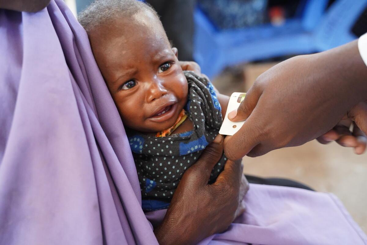 Una bimba malnutrita di 9 mesi viene visitata da un medico di Save the Children