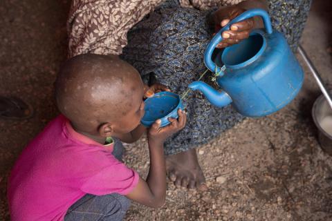  Bambino somalo beve acqua - Save the Children