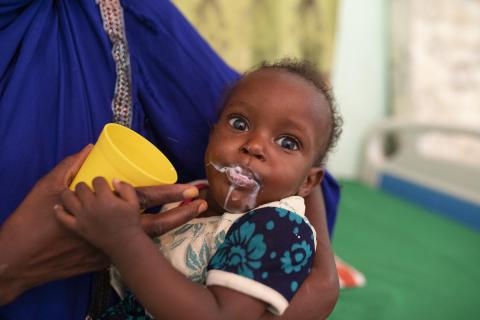 Bambina somala nutrita dalla mamma - Save the Children