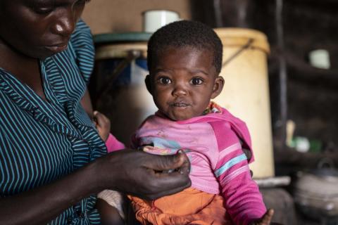 Bambino dello Zimbabwe nutrito dalla mamma - Save the Children