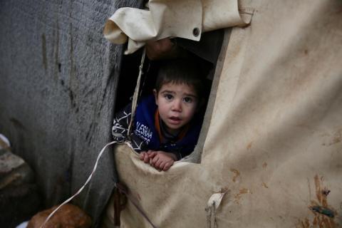 Bambino in una tenda in Siria - Save the Children
