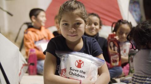 Una bambina con il Kit igienico distribuito dagli operatori di Save the Children