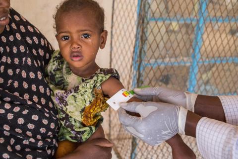  Bambina somala sottoposta a screening con MUAC - Save the Children