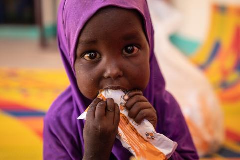 Bambina somala alla quale misurano il livello di malnutrizione con MUAC - Save the Children