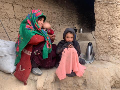 Mamma con una bambina e un bambino in Afghanistan - Save the Children