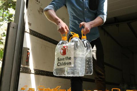 I nostri operatori che distribuiscono acqua potabile - Save the Children