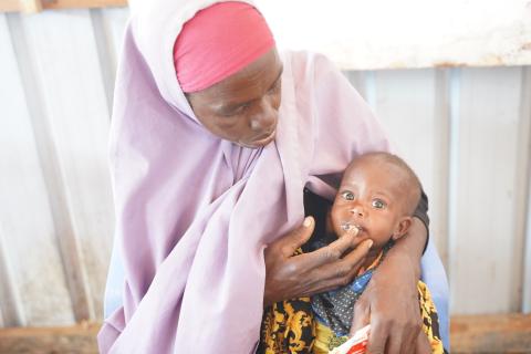 Bambina somala nutrita dalla mamma con cibo terapeutico - Save the Children