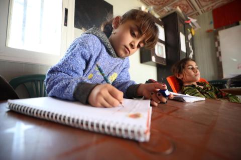 Sanaa vive in un campo profughi a causa della guerra. Ora può finalmente riprendere a studiare.