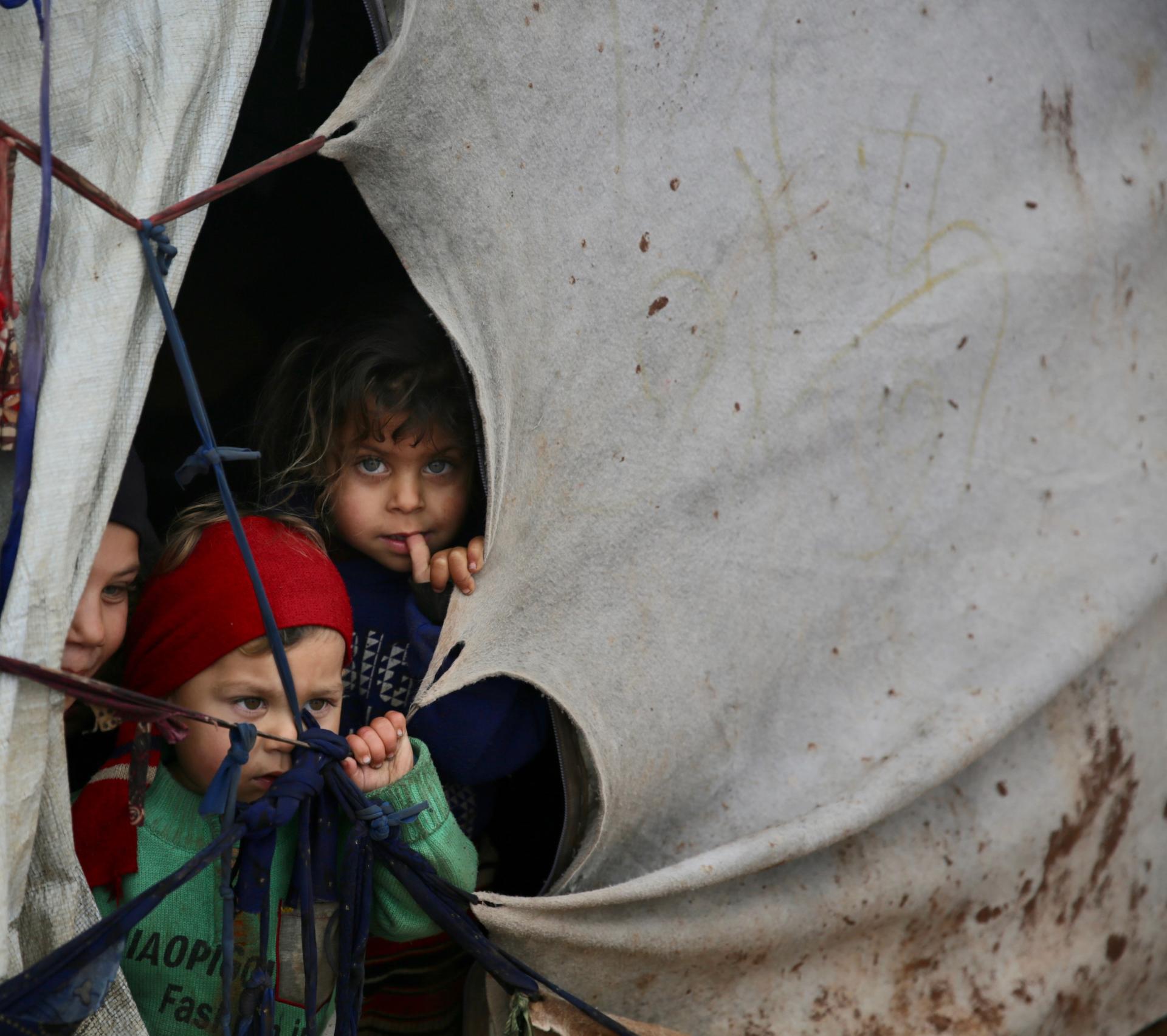 Bambini in una tenda in Siria - Save the Children