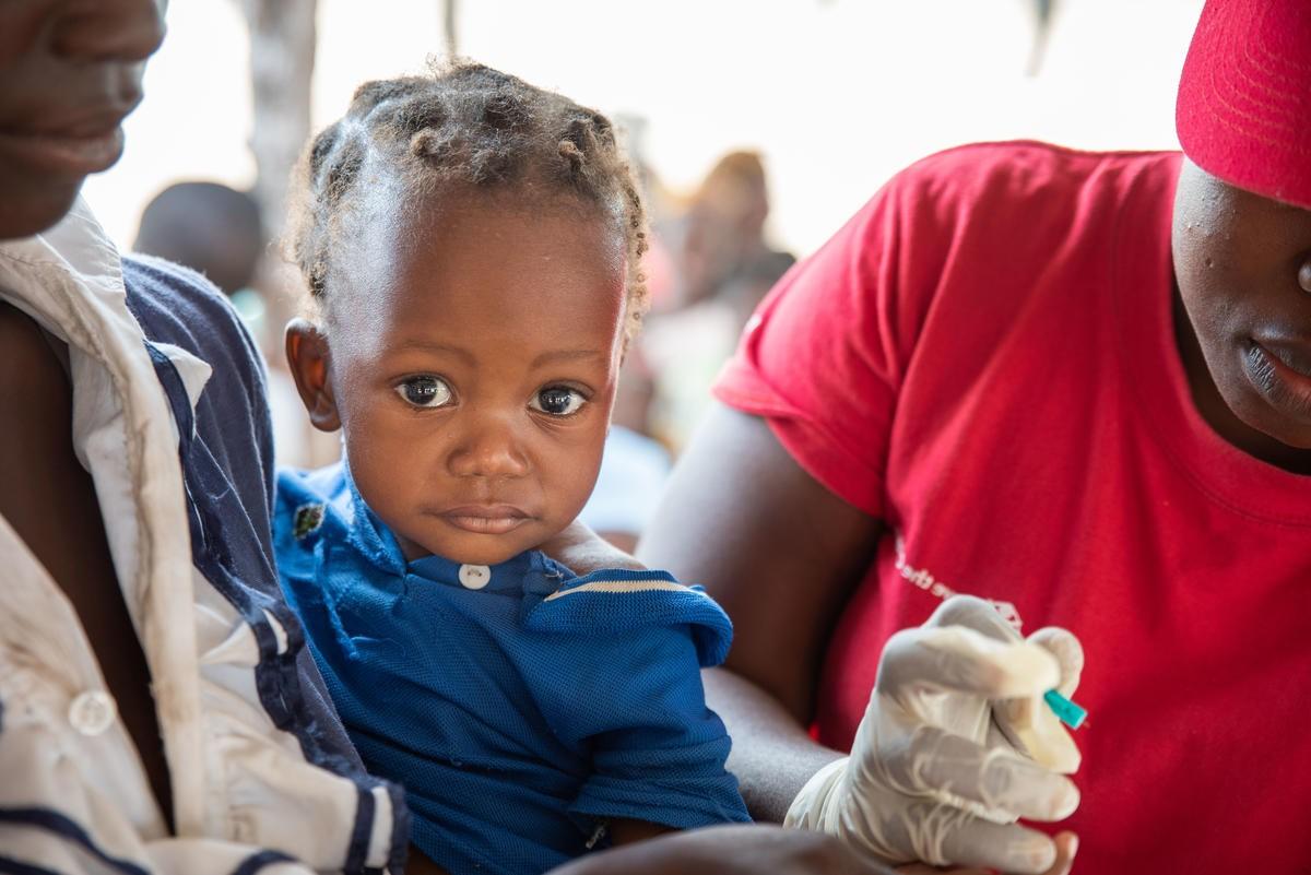 La piccola Sara riceve le cure contro la malaria nell'unità di emergenza di Save the Children in Mozambico