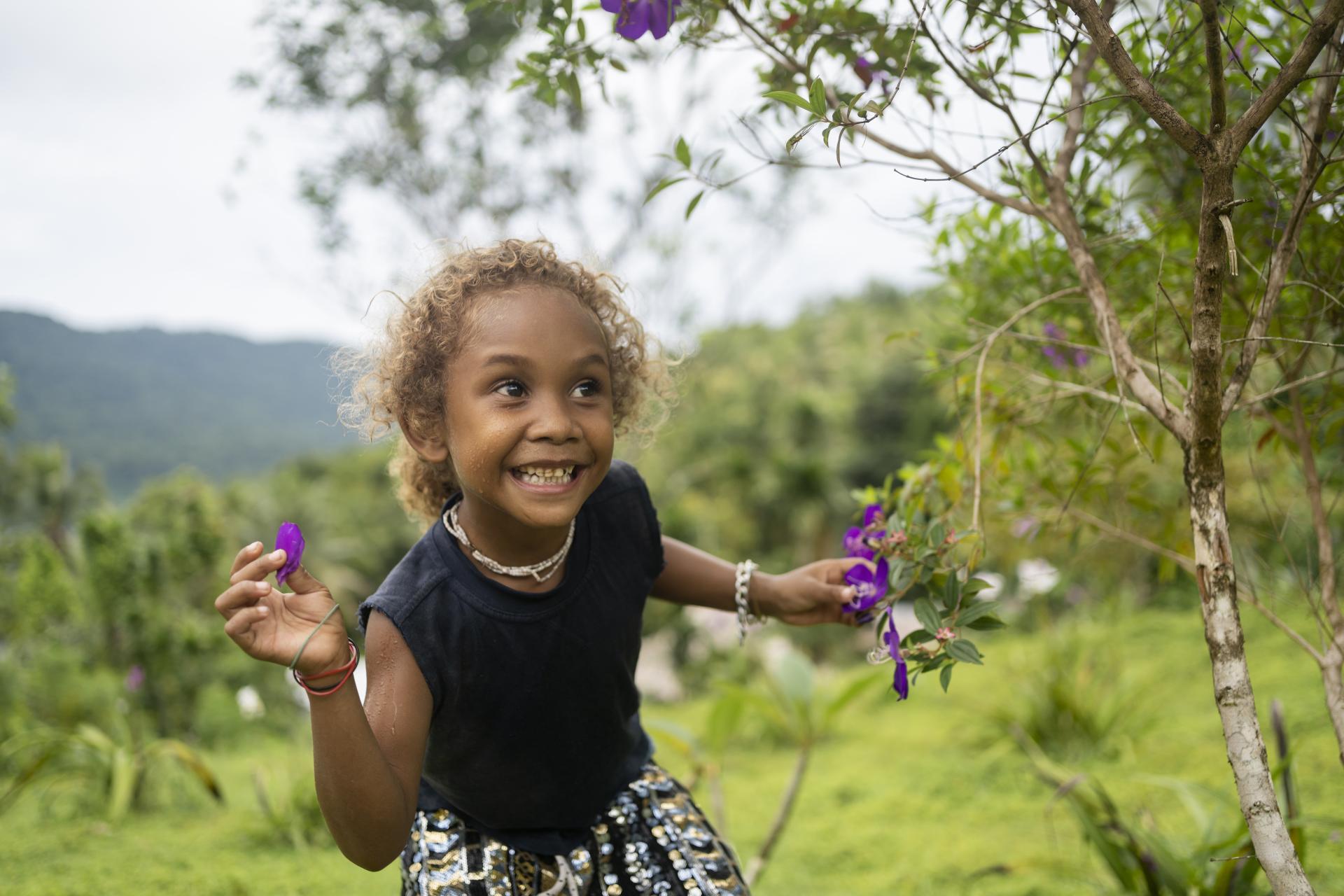 Lucy di 4 anni gioca fuori dalla sua casa nelle Solomon Islands